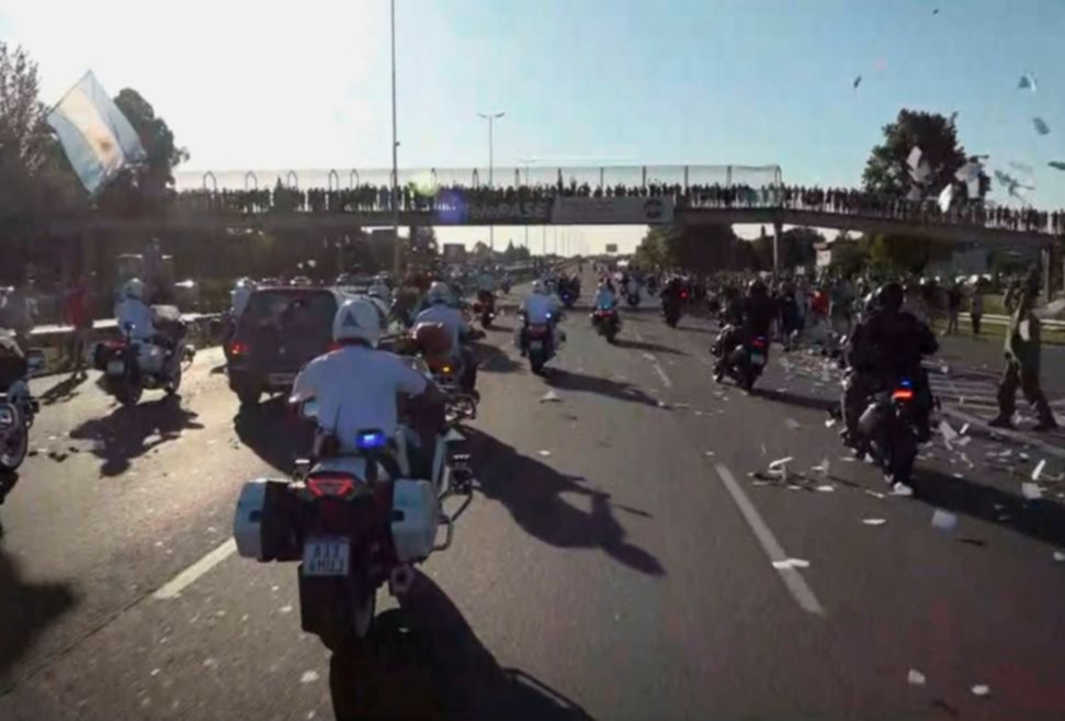 FOTOGALER A. La caravana del ltimo adi s a Diego Maradona